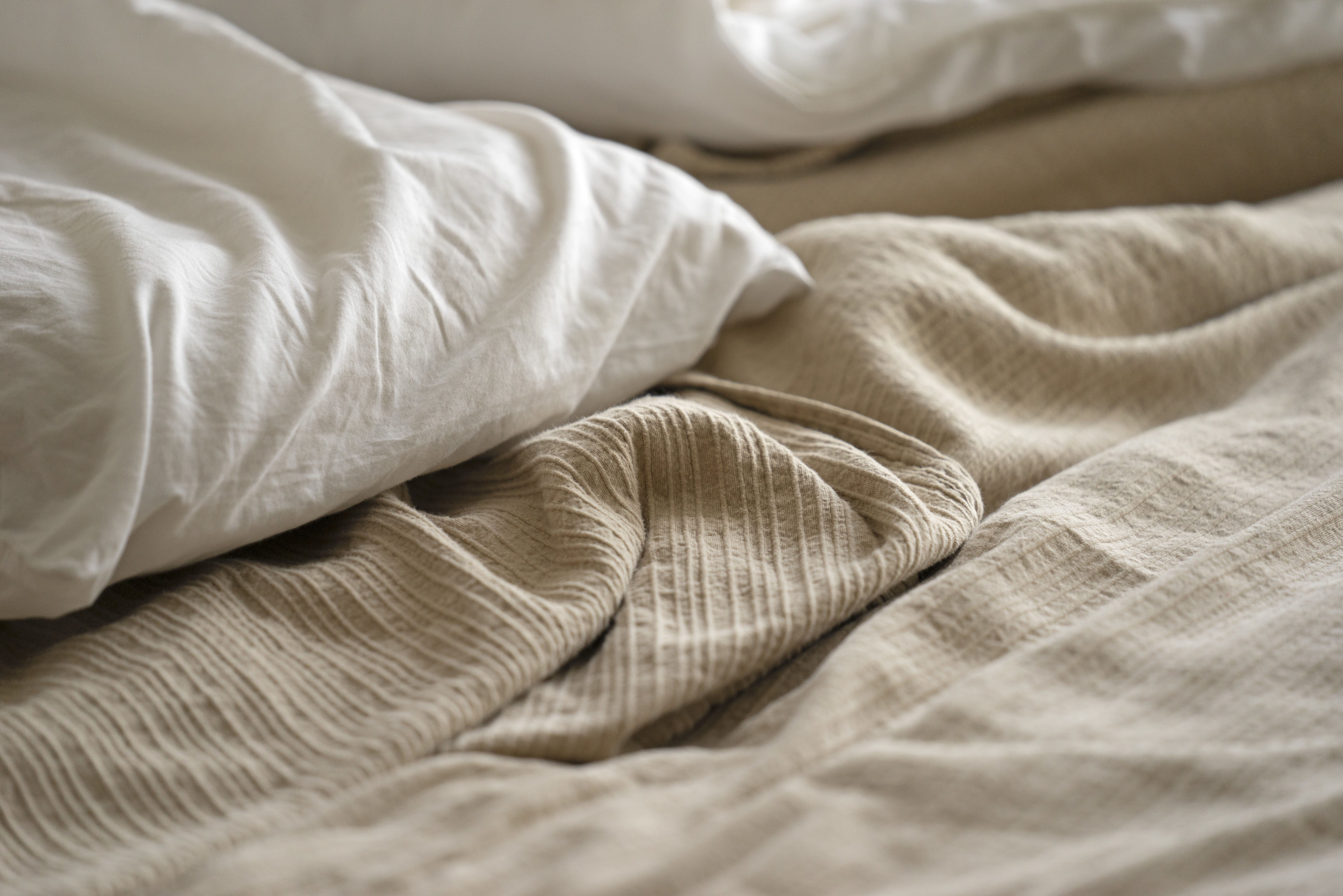 closeup-bedding-pillow-sheets